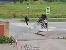 Две камеры одновременно сняли страшный наезд мотоциклиста на девушку в Кирове