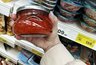 Красная икра за 100 рублей: как отличить подделку и стоит ли бояться искусственной