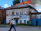 "Выпрыгнули раздетые из горящего дома": в Уржуме девушек во время пожара поймали прохожие