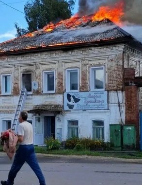 "Выпрыгнули раздетые из горящего дома": в Уржуме девушек во время пожара поймали прохожие