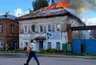 "Выпрыгнули раздетые из горящего дома": в Уржуме девушек во время пожара поймали прохожие