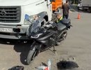 Байкер потерял кровь после аварии в Кирове и попал на видео
