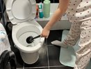 Почему хозяйки каждую неделю опрыскивают основание унитаза уксусом? Странное действие, но логика в нем есть