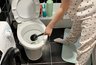 Почему хозяйки каждую неделю опрыскивают основание унитаза уксусом? Странное действие, но логика в нем есть