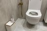 Зачем хозяйки приклеивают 6 листов бумаги к унитазу: простой трюк, который удивляет результатом