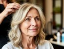 Однотонный блонд после 50 может «съесть» лицо: рассказываю, какую технику выбрать вместо этого