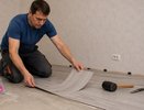 Ламинат и линолеум больше не в почете у россиян - хозяева выбирают другое покрытие для пола: оно не боится воды, ударов и солнца