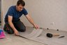 Ламинат и линолеум больше не в почете у россиян - хозяева выбирают другое покрытие для пола: оно не боится воды, ударов и солнца