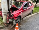 Иномарка с двумя людьми влетела в столб на Октябрьском проспекте
