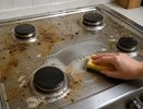 Дорогая химия не нужна: народные рецепты, которые помогут очистить плиту от жира за 15 минут
