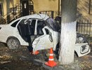 Лада с двумя людьми в салоне влетела в дерево у СИЗО в Кирове