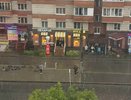 "Стоим под проливными дождями": кировчане мокнут на остановках из-за убранных павильонов