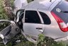 Разбитую легковушку с тремя людьми нашли у дерева в Ленинском
