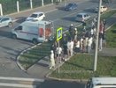 Толпа людей окружила раненого после ДТП в центре Кирова байкера