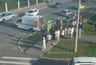 Толпа людей окружила раненого после ДТП в центре Кирова байкера