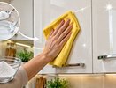 1 ложка на тряпку — и кухонный гарнитур сверкает: ни липких капель жира, ни следов от пальцев, ни разводов — лайфхак