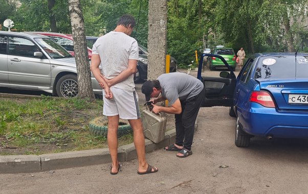 Кировчане начали тайком сливать бензин у соседей