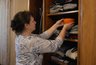 Избавилась от сырости за сутки: насыпаю этот ингредиент в миску и ставлю в шкаф — забыла про затхлый запах навсегда