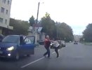 В Кирове водитель избил девушку прямо на дороге и попал на видео
