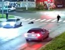 Водитель Весты снес с ног двух пешеходов на Блюхера и попал на видео