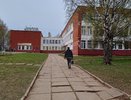 Завуч регулирует движение у школы из-за неработающего светофора в Кирове
