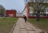 Завуч регулирует движение у школы из-за неработающего светофора в Кирове