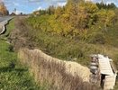 Грузовик с двумя людьми слетел с дороги и опрокинулся