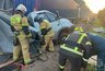 Водителя вырезали из смятого грузовика: появились фото и видео смертельного ДТП под Свечой