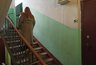 В Кирове безумная соседка заставила подъезд своими вещами