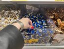 Почему опасно покупать конфеты на развес в "Пятерочке" и "Магните"? Сотрудник магазина рассказал, что с ними не так