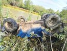 Дедушка на Ниве вылетел с дороги и опрокинулся в водоем в Кировской области