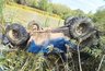 Дедушка на Ниве вылетел с дороги и опрокинулся в водоем в Кировской области