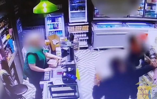 Вратарь Родины обезвредил вооруженного бандита прямо в магазине
