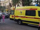 Из-за ЧП с женщиной к остановке на Октябрьском проспекте съехались медики и полицейские