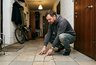 Треснула плитка на полу: всю не перекладываю — меняю за 2 часа и трачу 300 ₽ на материалы