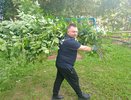 Симаков вместе с первоклашками убрал мусор и заросли с берега Хлыновки
