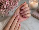 «Призрачная роза» на ногтях: 9 идей минималистичного маникюра в нежных оттенках — подходят к любому образу