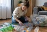 Старые пластиковые бутылки не выбрасываю до зимы: 5 минут работы — и никаких сквозняков дома
