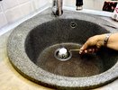 Забудьте про вантуз и соду: добавляю 4 ложки на 3 литра воды — и запах из труб исчезает навсегда