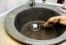 Забудьте про вантуз и соду: добавляю 4 ложки на 3 литра воды — и запах из труб исчезает навсегда