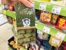 Зашла в Fix Price за конфетами, а набрала 7 вкусняшек: кокосовые чипсы за 59 ₽ и бисквитное пирожное за 174 ₽