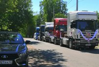 «В ЗАГС на "Сканиях"»: в Кировской области заметили свадебный кортеж из пяти большегрузов