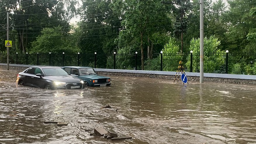 Главная картинка новости: После ливня Киров превратился в Венецию: автомобили плыли, как гондолы