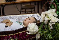 «Похороны» в День рождения: именинница рассказала о чем думается, лежа в гробу