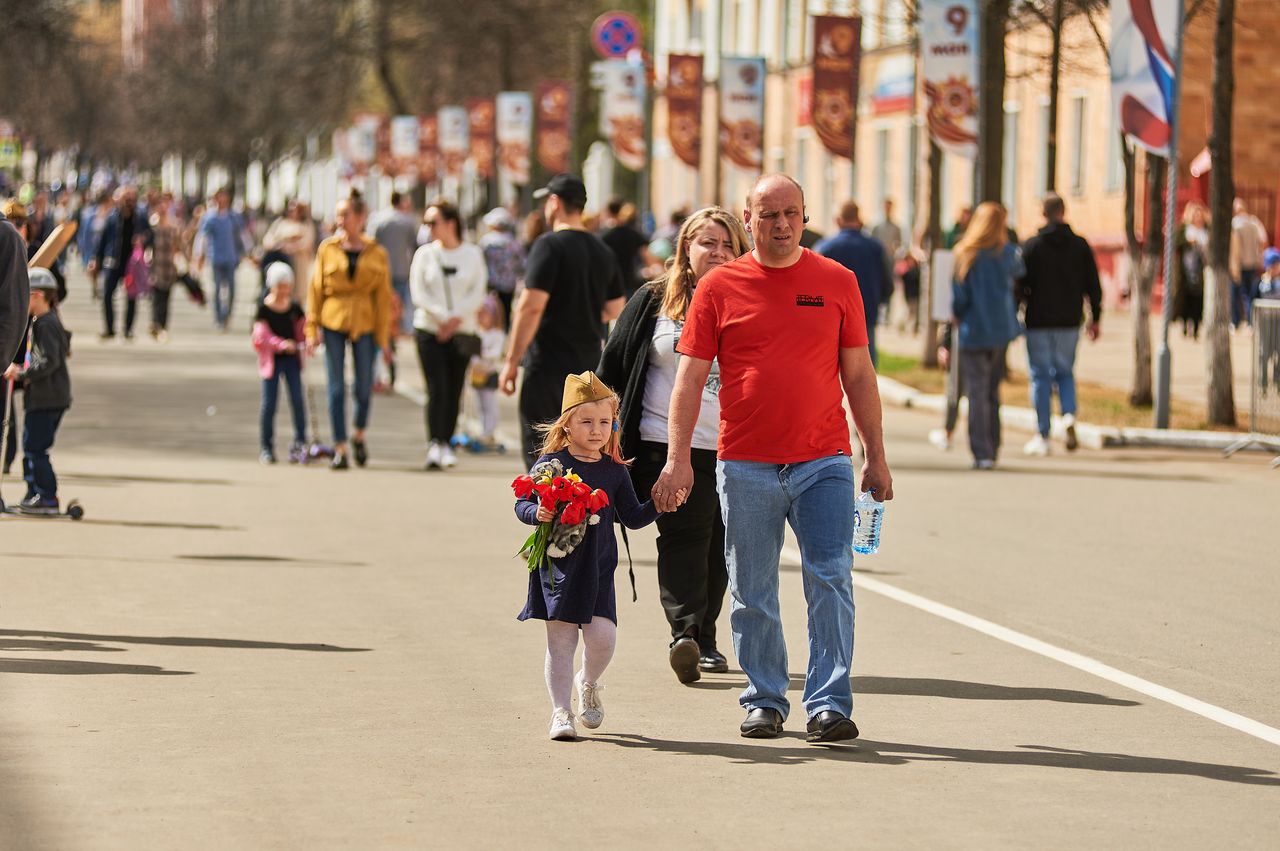 Неделя в городе. Рабочие россияне. 3 Мая праздник.