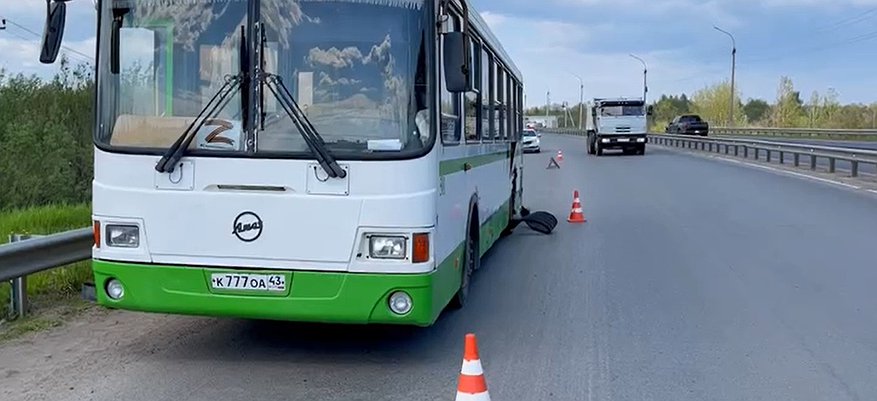 В Кирове во время движения у автобуса лопнуло колесо
