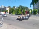 На Октябрьском проспекте произошла авария: одна машина перевернулась