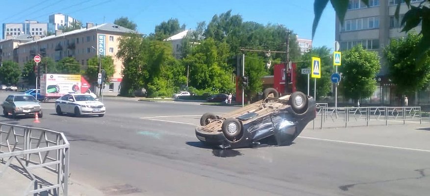 На Октябрьском проспекте произошла авария: одна машина перевернулась