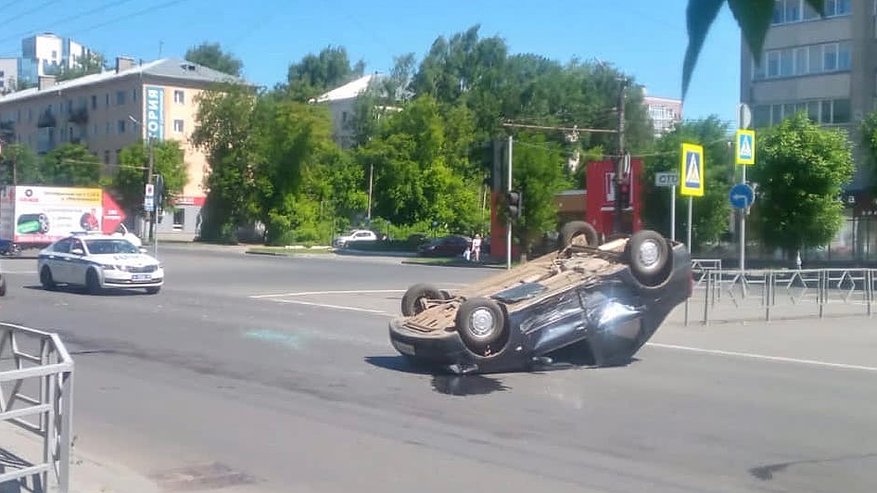 Главная картинка новости: На Октябрьском проспекте произошла авария: одна машина перевернулась