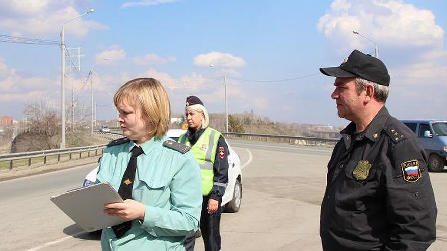 На трассе в Кировской области у двух водителей изъяли машины за долги